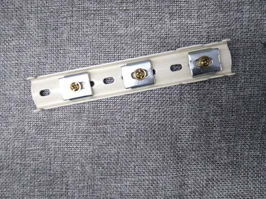 Un buen precio. Soportes blancos de marfil universales del carril de la guardamalleta de la cortina de Boningsi En línea